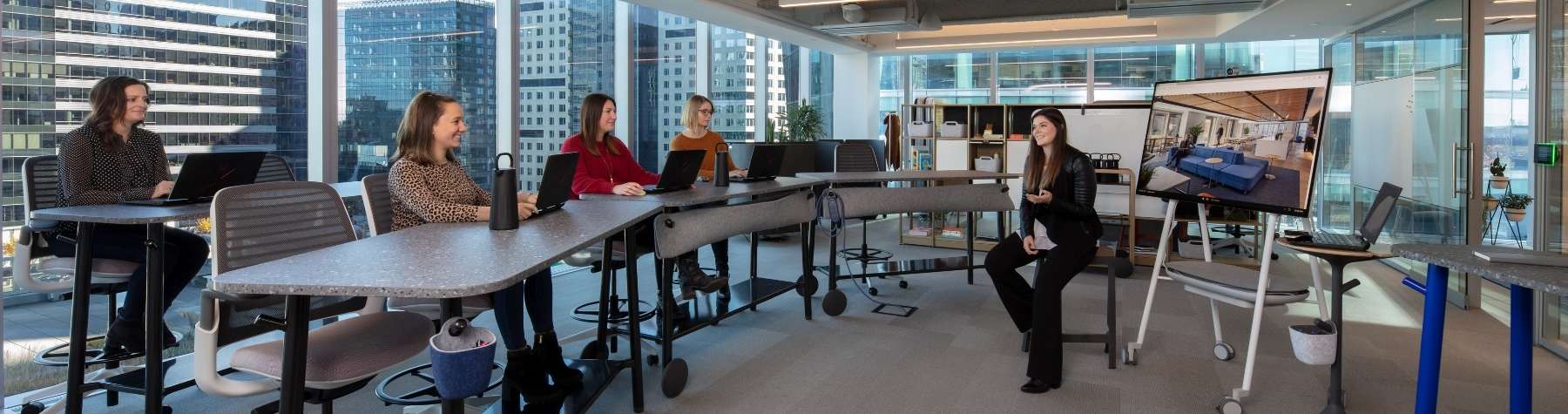 Host informal customer meetings, colleague collaboration sessions, team meetings, or informal presentations in the flex team huddle space